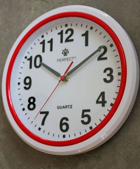 Zegar ścienny Perfect biały z czerwoną ramką FX-5841-Czerwony (5).JPG